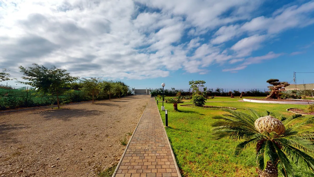 b4478fd4-743d-4d56-bcf0-c867c71bf3ce