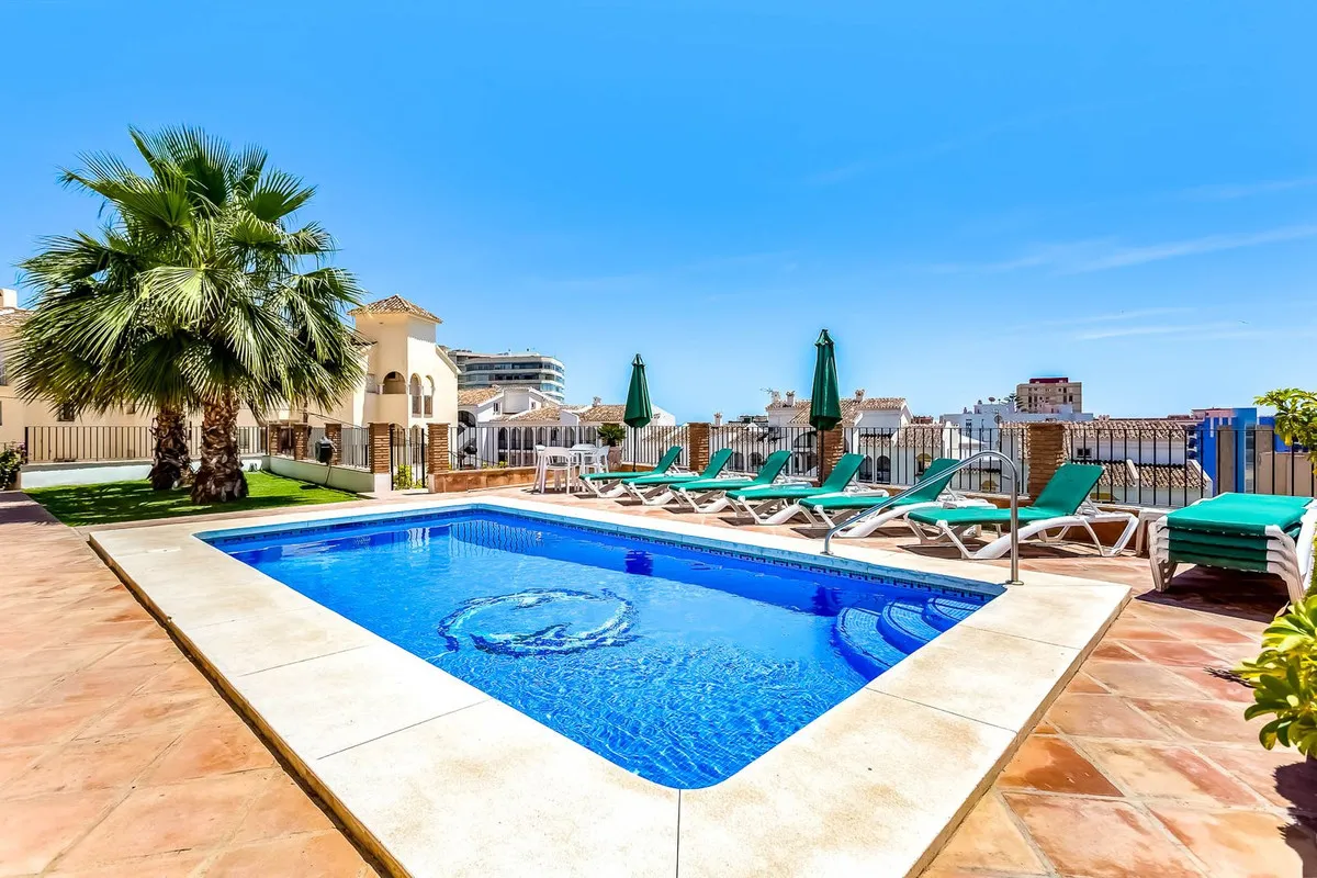 Costa del Sol Villa: Luxury 5-Apt Investment