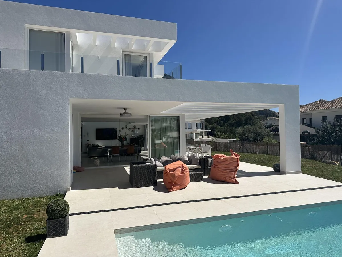 749b98d8-1a99-4937-bb55-74893693985f