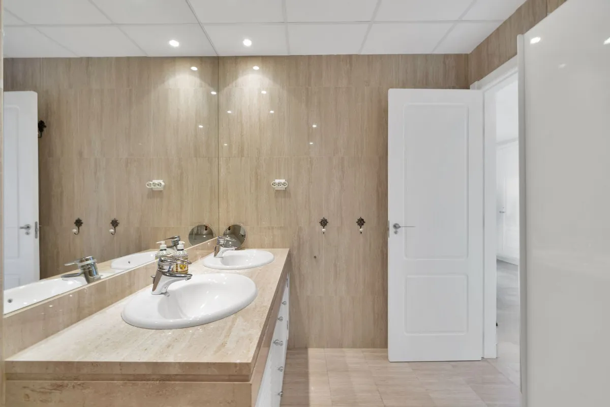 93d0e22d-877b-48ff-9d9a-0d119d9f06b2