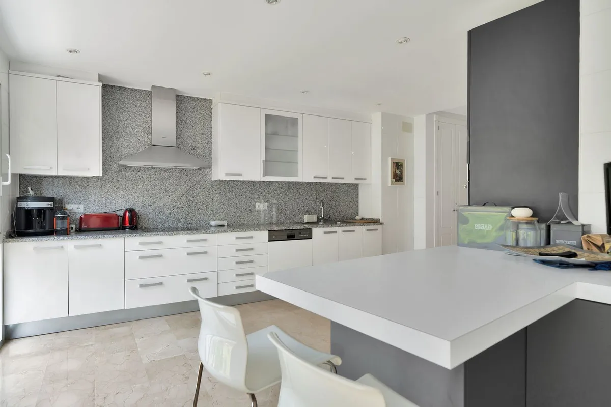 e049246b-7e8d-4adb-adc6-7c6a0e3d902c