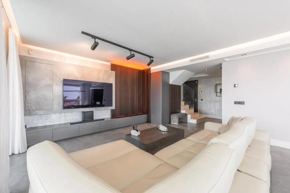 d9fdbf92-ad8b-4ea9-8f78-5fb0fb82d309