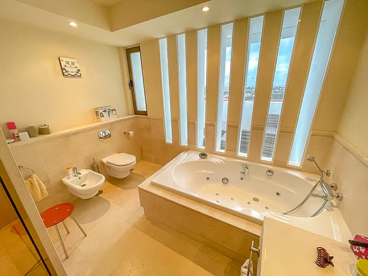 bf54b5c8-c518-4d49-a140-9b9010c79702