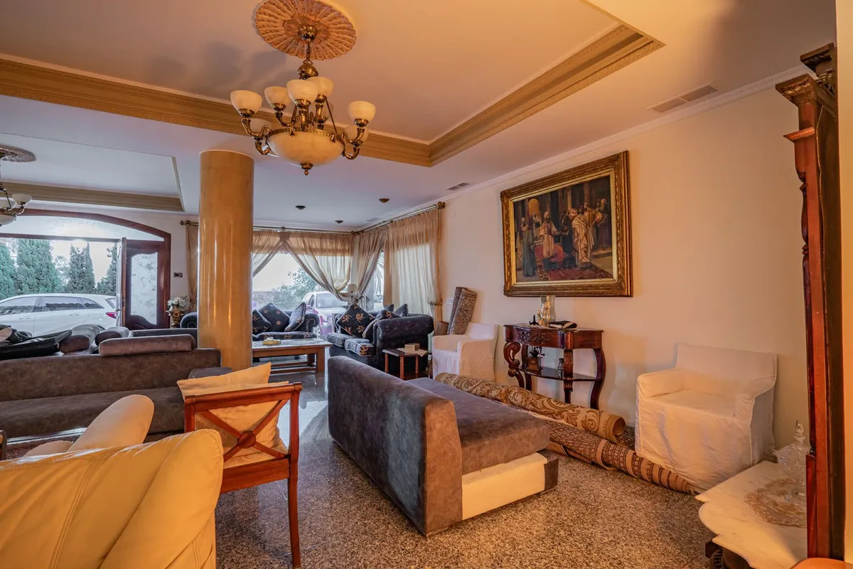 79b59918-5515-4b0f-8c54-391e4eab2137