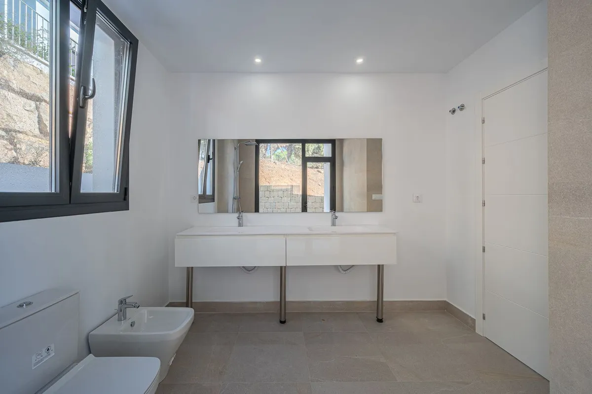 a18e9945-de8e-49b3-9c14-0f722a14d64c