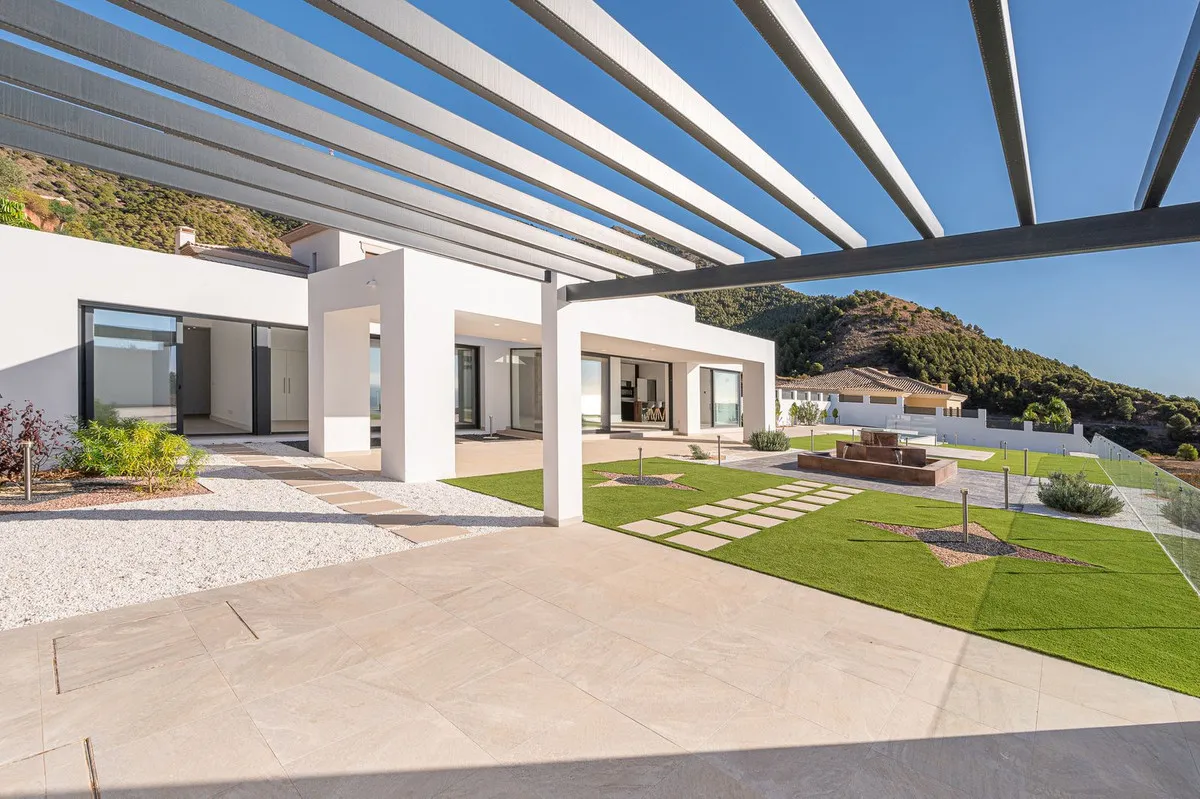 a5dfbd1f-0a03-435f-92b9-3d55eecca72c