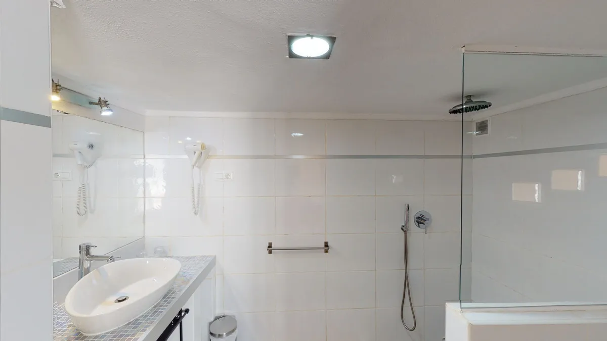 afb98dde-5b98-41b7-9428-bede2096abdf