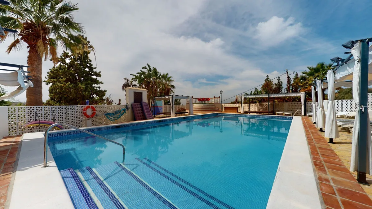 b083d703-164d-40e4-9449-810c12ae2589