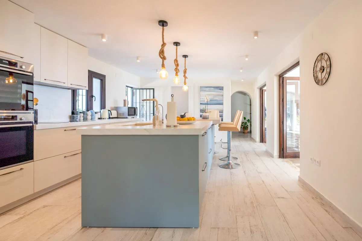 1d61c4a5-8cb7-49f4-aa0d-c8be1a82b1bd