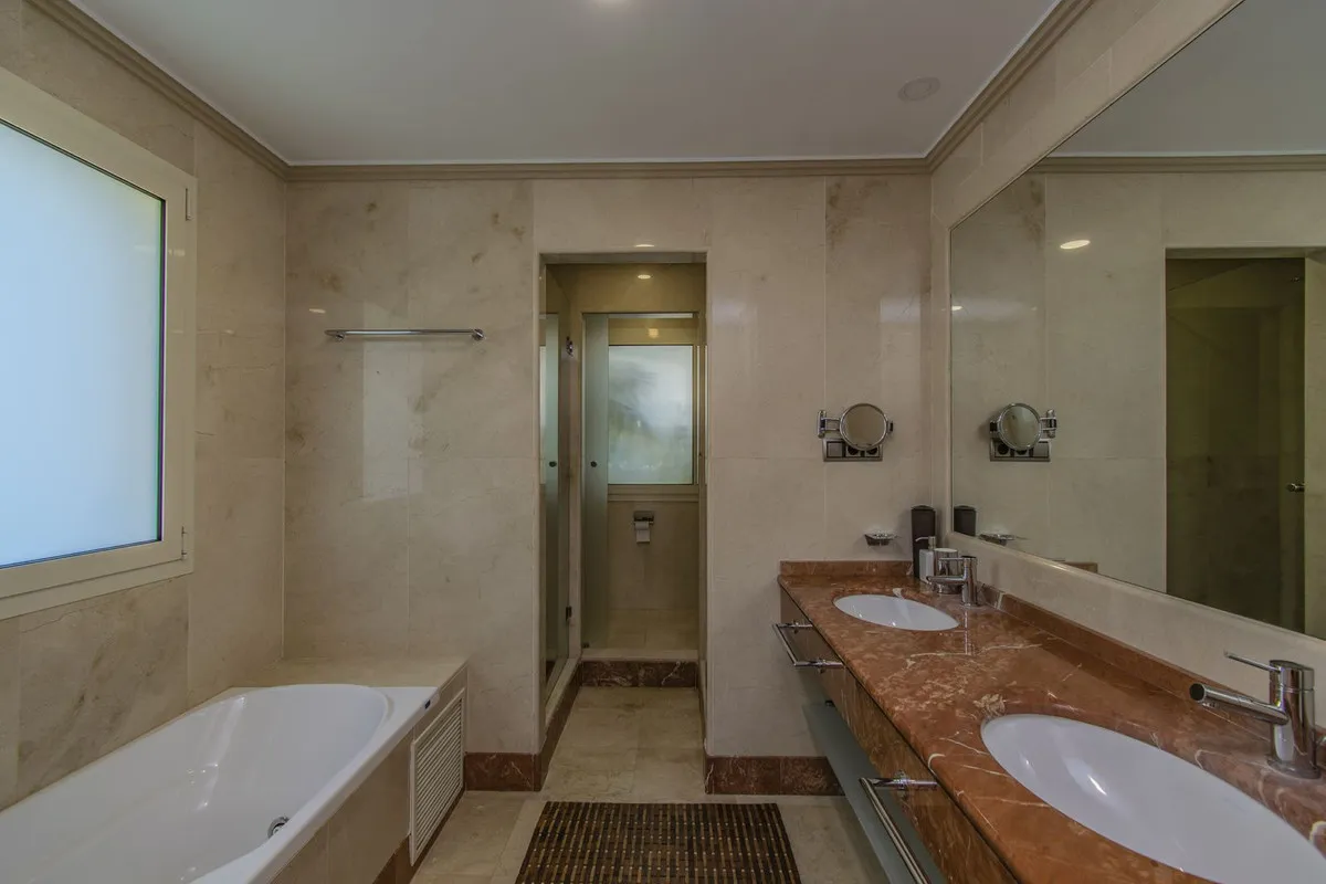 000ab550-9ce4-4ed4-8ea6-ea74948243ec