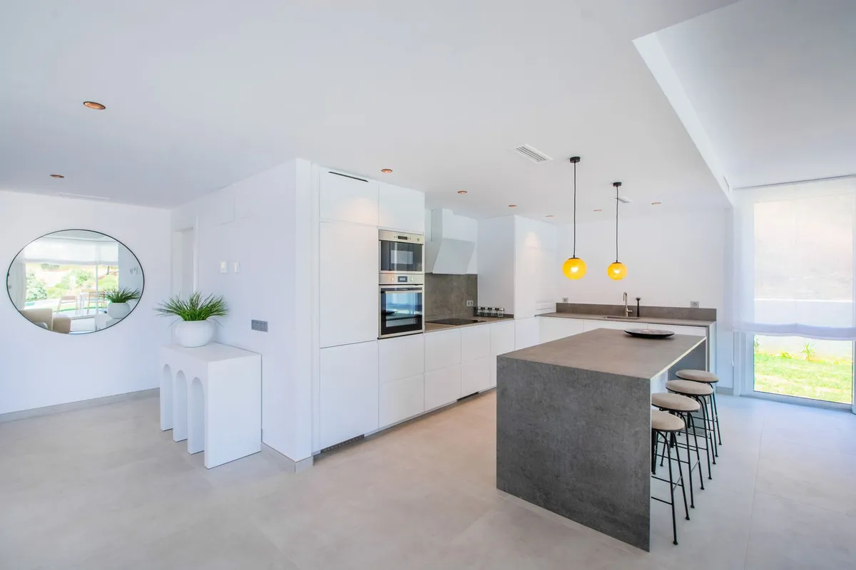 8e9c9940-04f0-469d-befd-d9edbee9be90