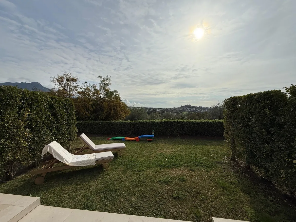 b1cfde9c-f466-49f9-9c2d-ebe9a1b732e5