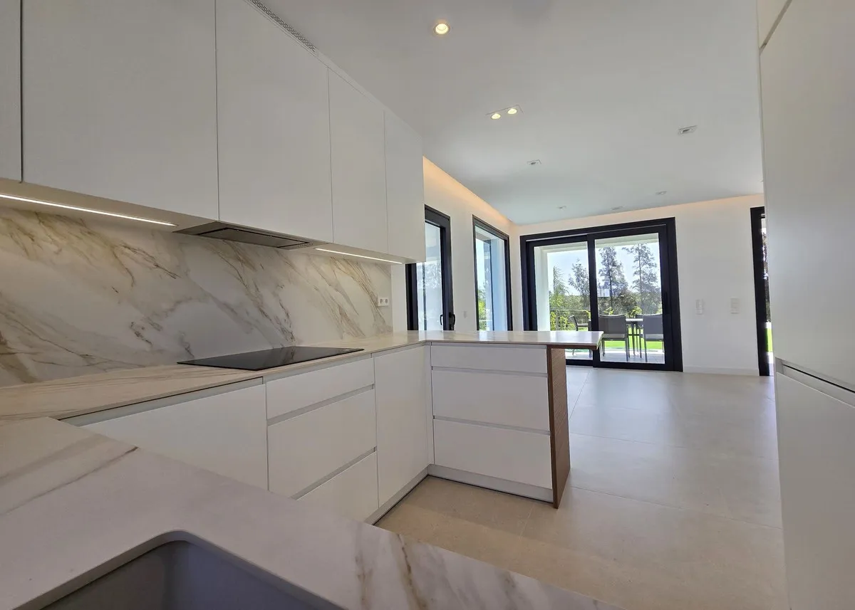 2e4aa818-0819-401c-9bd3-2f0511246c4e