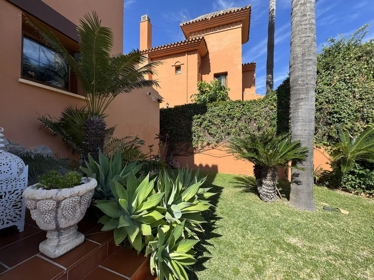 8fcb2c51-c20b-46f6-a9b7-e2d989a34850