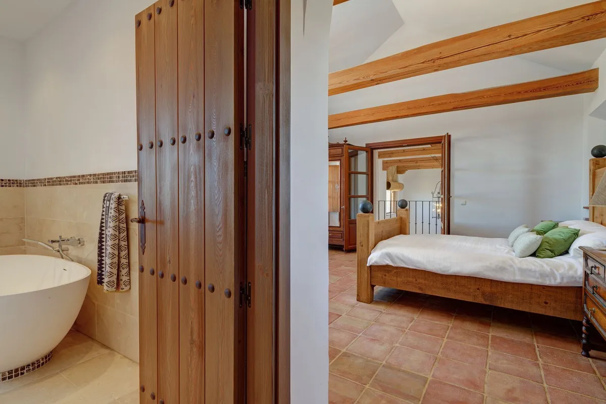 b0381df1-e12e-4270-8997-48af95d1b3f1