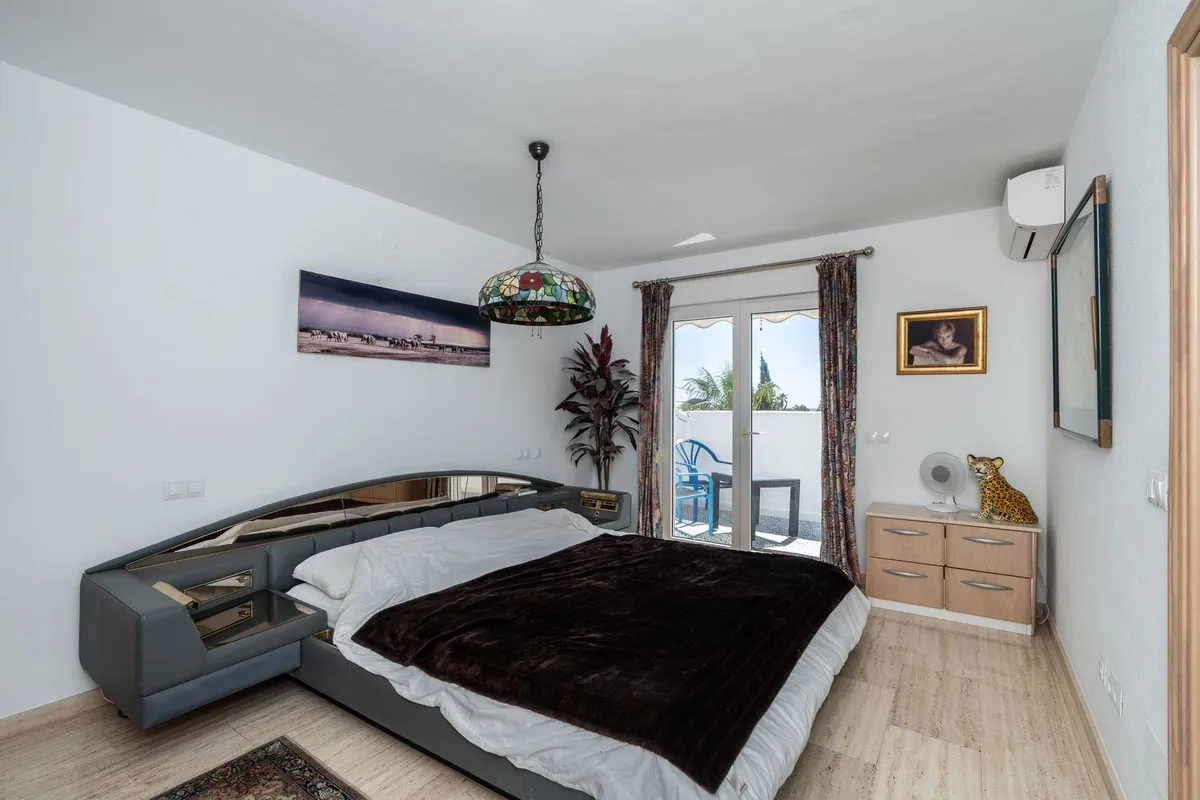 266b8fe8-ca25-4076-882b-551fc3c90101