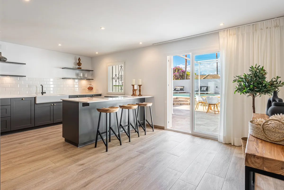 f6fe7b24-e7e4-4998-b6ca-8e6e91cb3820