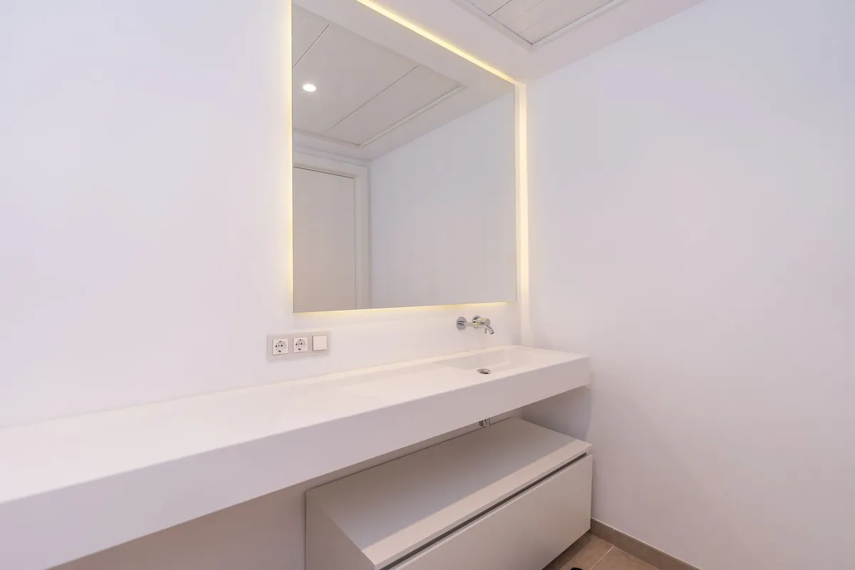 e9b96ebb-7192-49af-bff5-3b0268eae53a