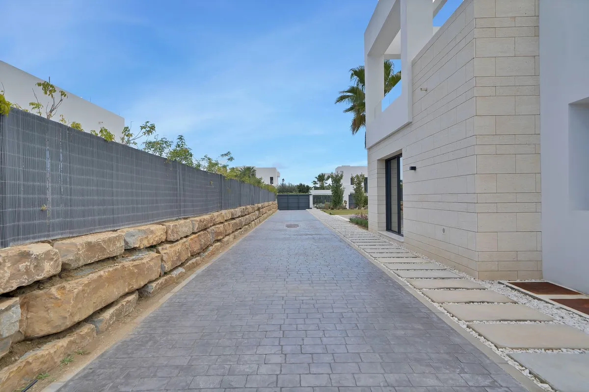 4b740360-c942-4cc0-824a-d593113743f8