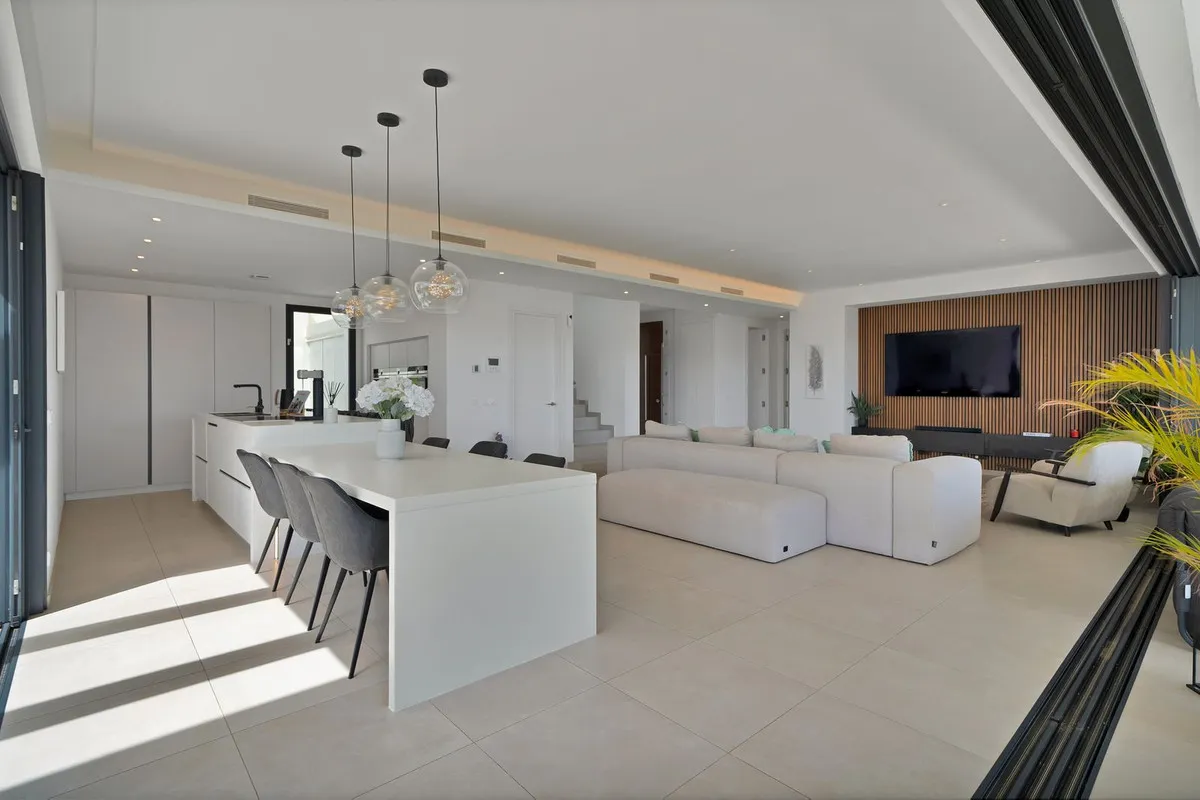 6e06ef79-2f15-47ce-98f8-c34150995438