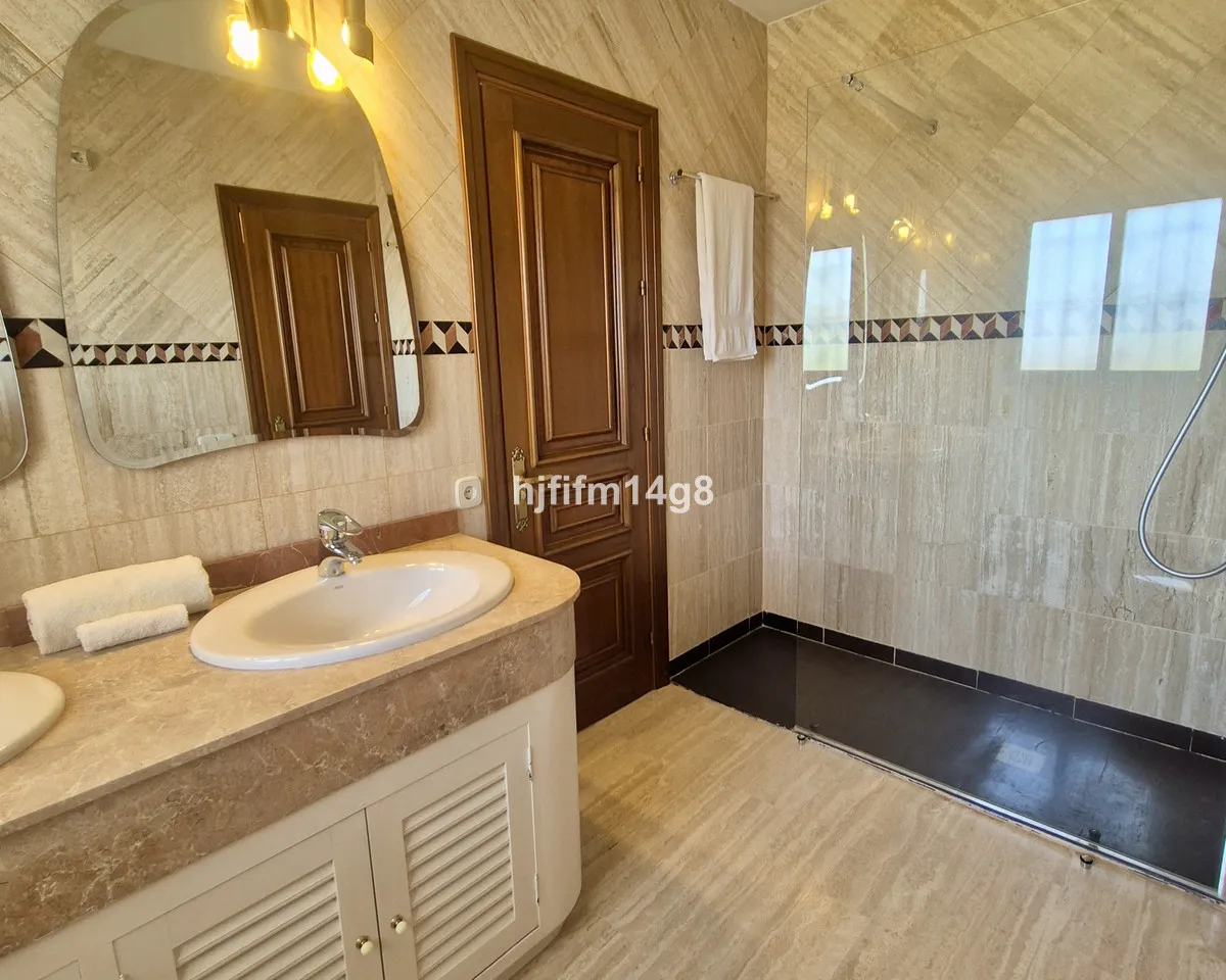 8c933203-35de-4ba0-b53a-055d5ef94800