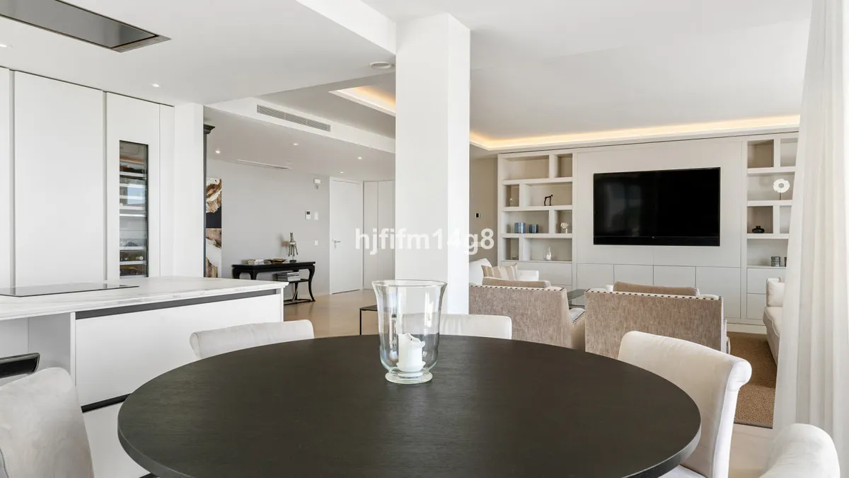 b728b95b-00fb-4e06-aa91-fd8f1077e4e3