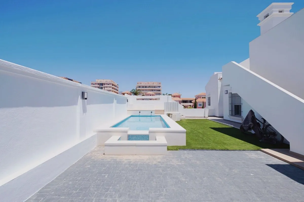 6d8c942a-c1d1-4754-9cfc-b929fa335e04