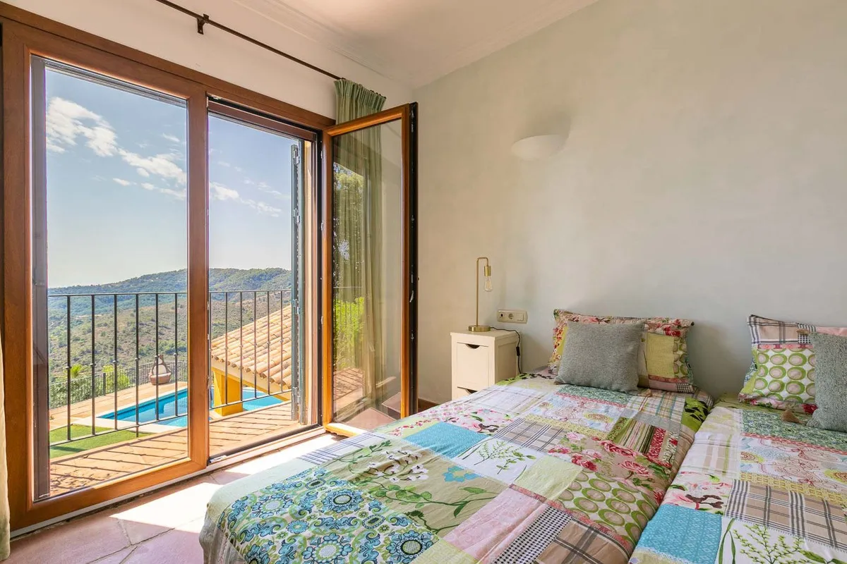 f405924f-ee36-45ba-b307-e002e1ce12ea