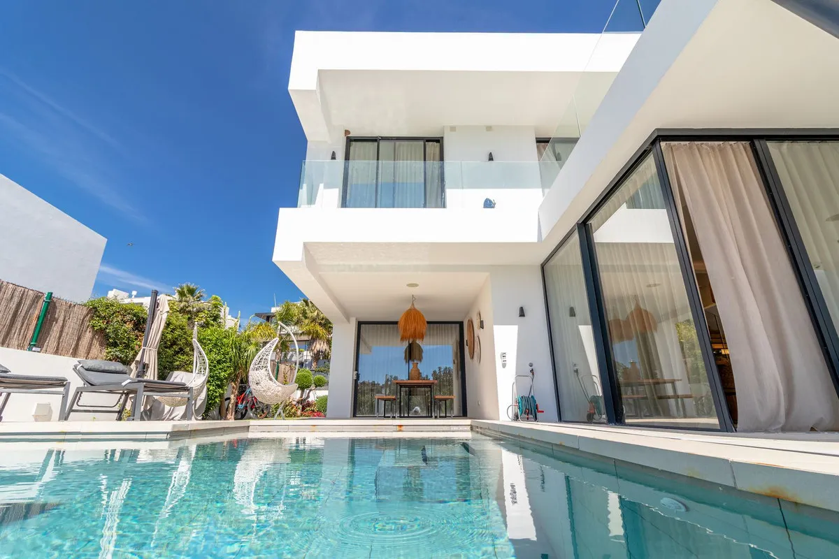 06ebe7ec-c8d5-4725-8c03-ebef46ccaf80