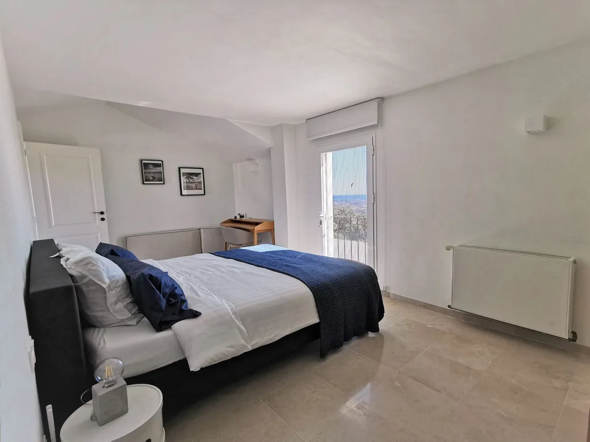 d52e47ec-e8a5-40cb-a100-63c675eb9ed9