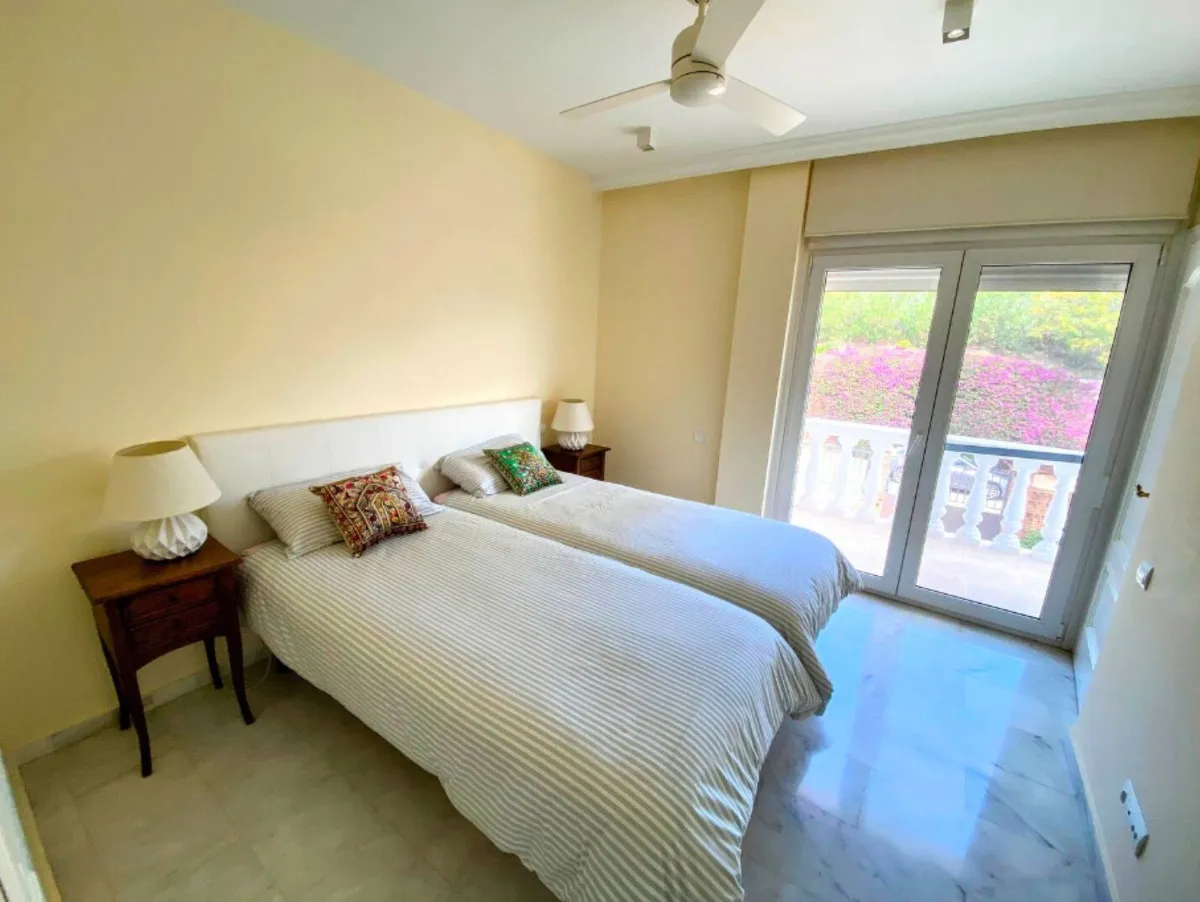 aeaa5a10-ff45-4db5-8ebd-75a1d34cc5e4