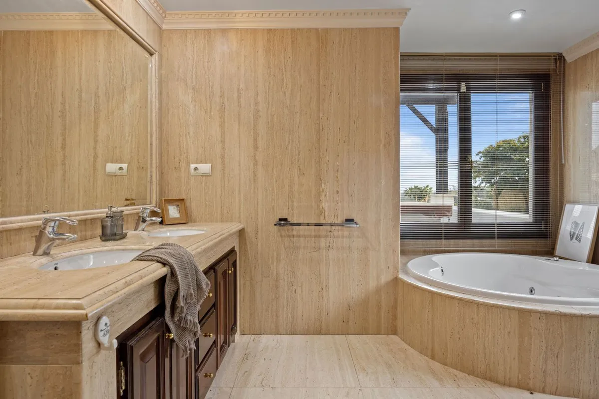 a24111f0-6bf3-4a46-8a41-548037932e0c