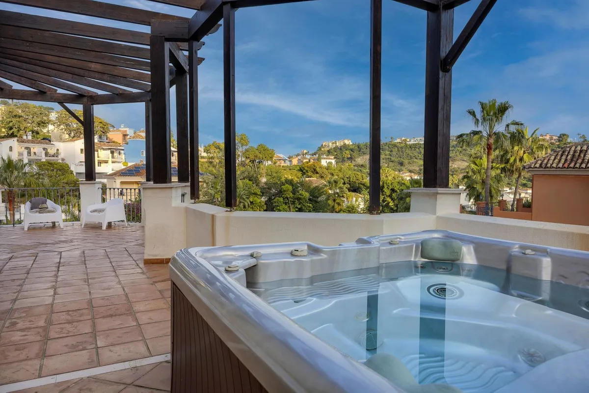 e8f76ce0-0db8-4c52-8c43-40f921e6fdb8