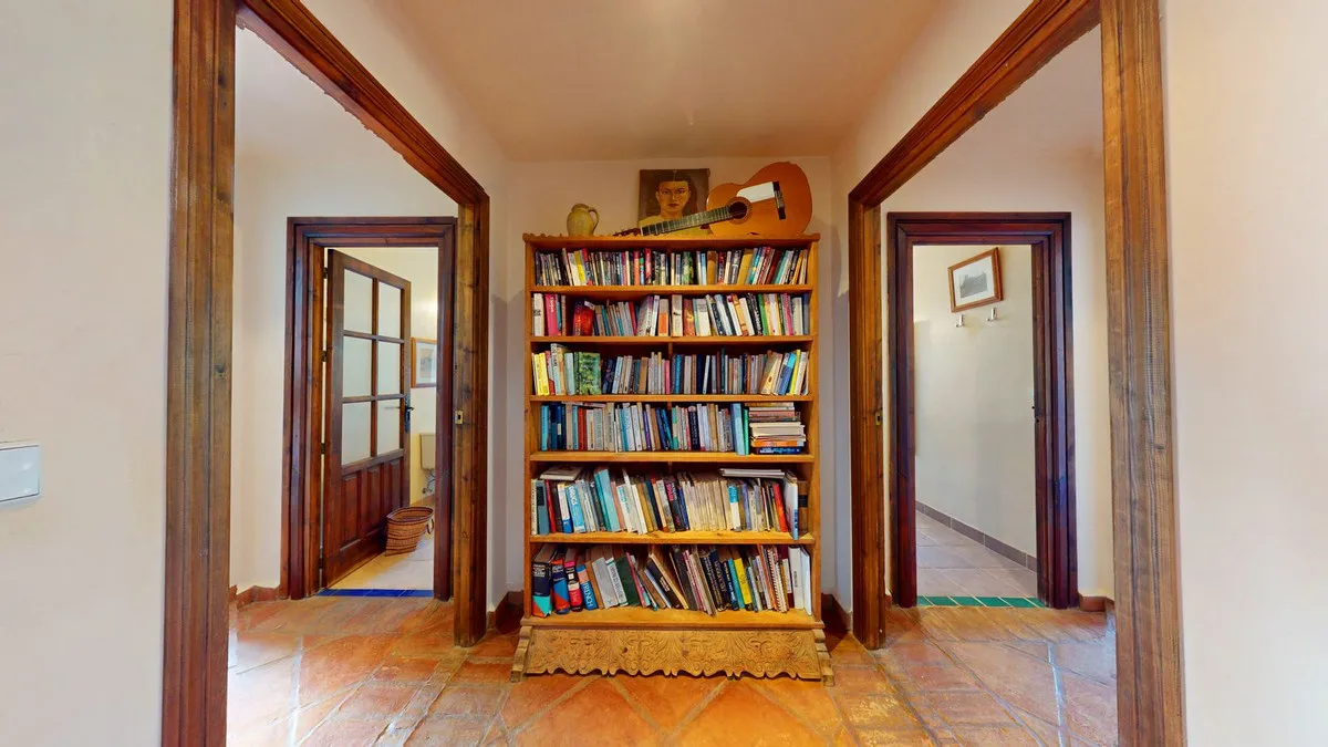 e563c817-ef51-4a32-88ff-95c5e5b0fa63