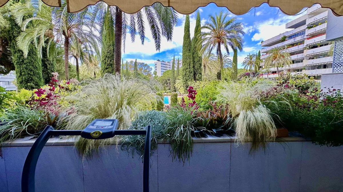 8b903cb9-de21-4a06-a4f8-f484822177eb