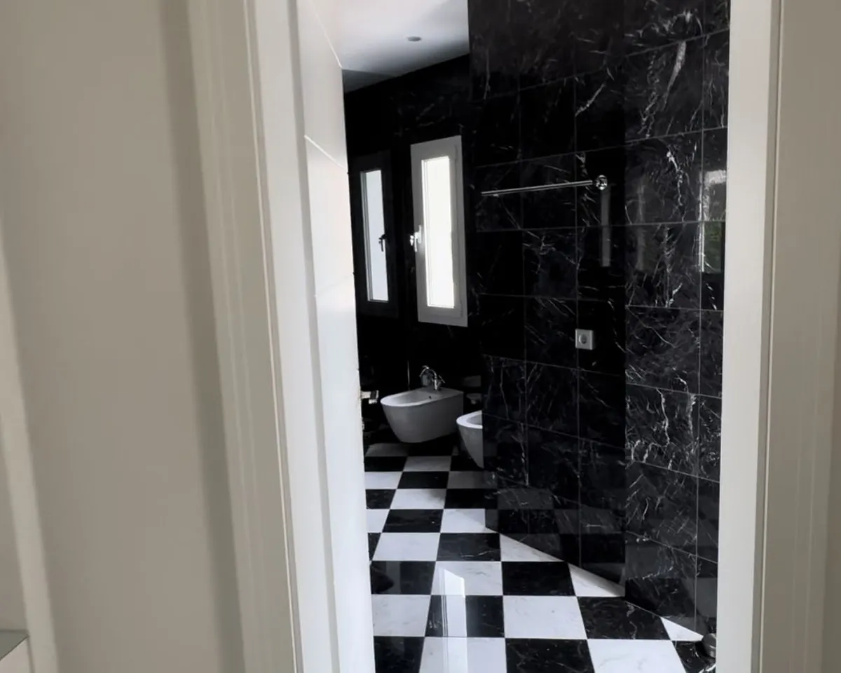 93b85c2b-bcdc-4190-b6ee-577075a6880d