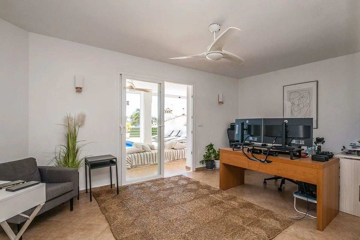 dbfe5d0b-59fb-4483-a0ca-48f7c83cd580