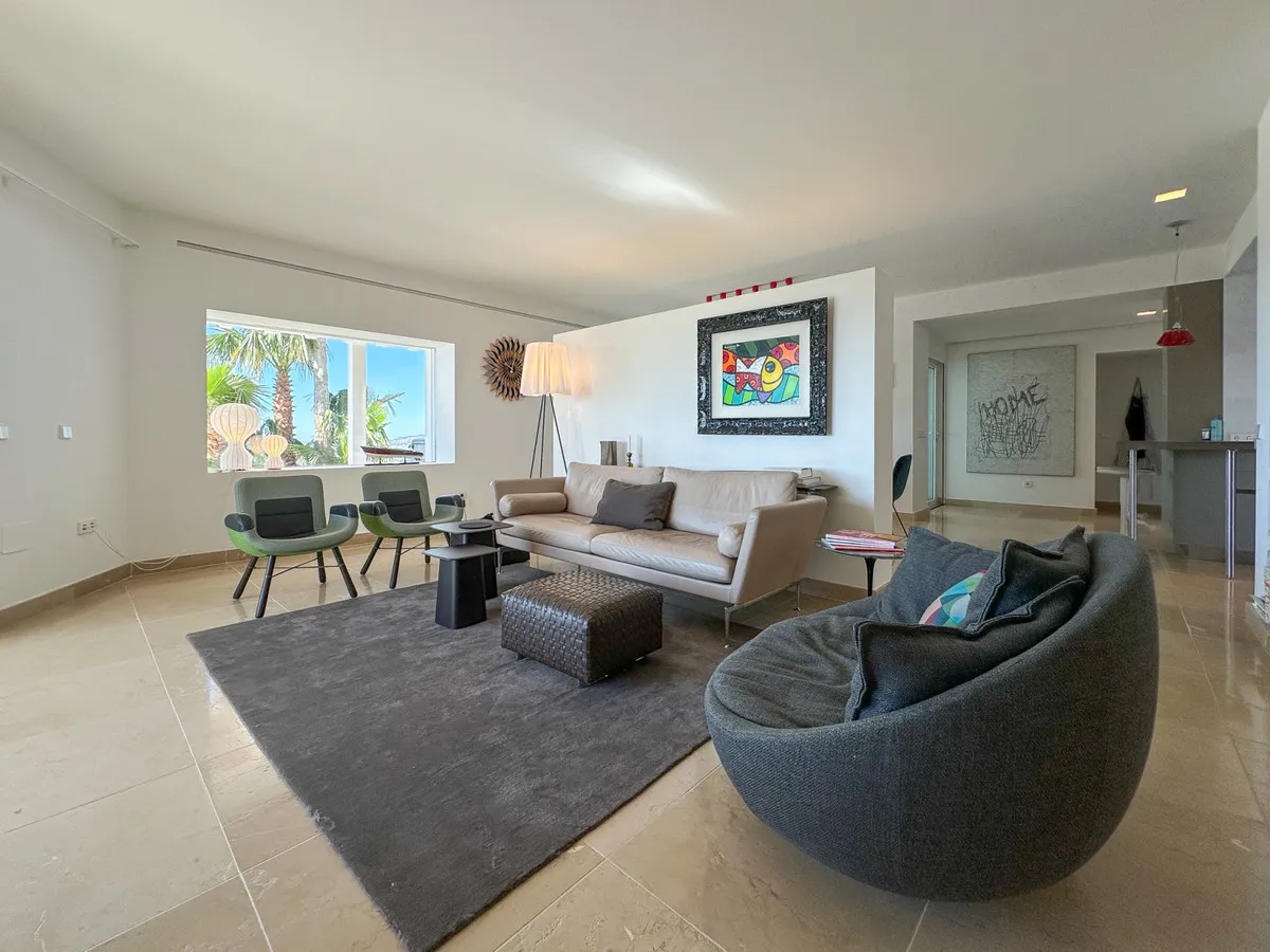 e63c7f19-eda0-4e25-8576-0278fa775a2c