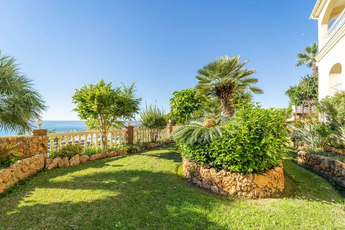 5b85c12d-743c-4a73-bd2c-9307bb1d3985