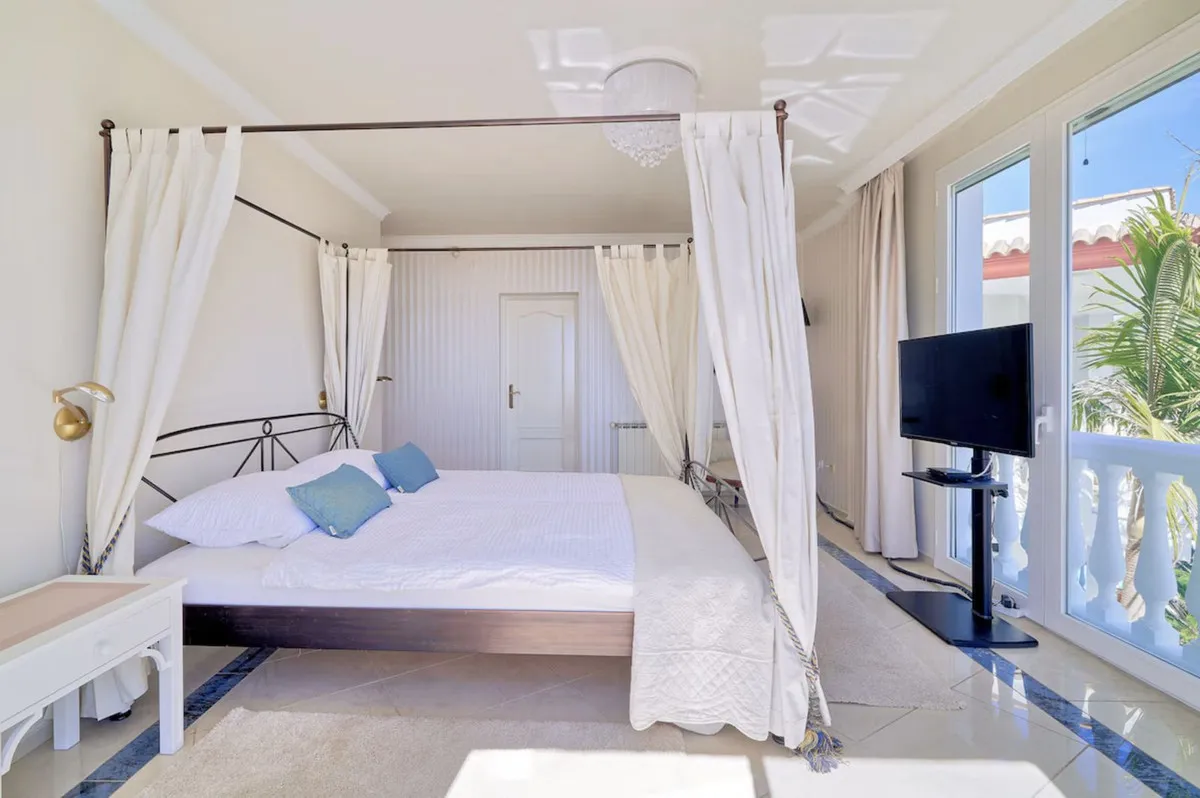 fbac5ff3-8f4a-403c-afbb-9d7c566b61f2