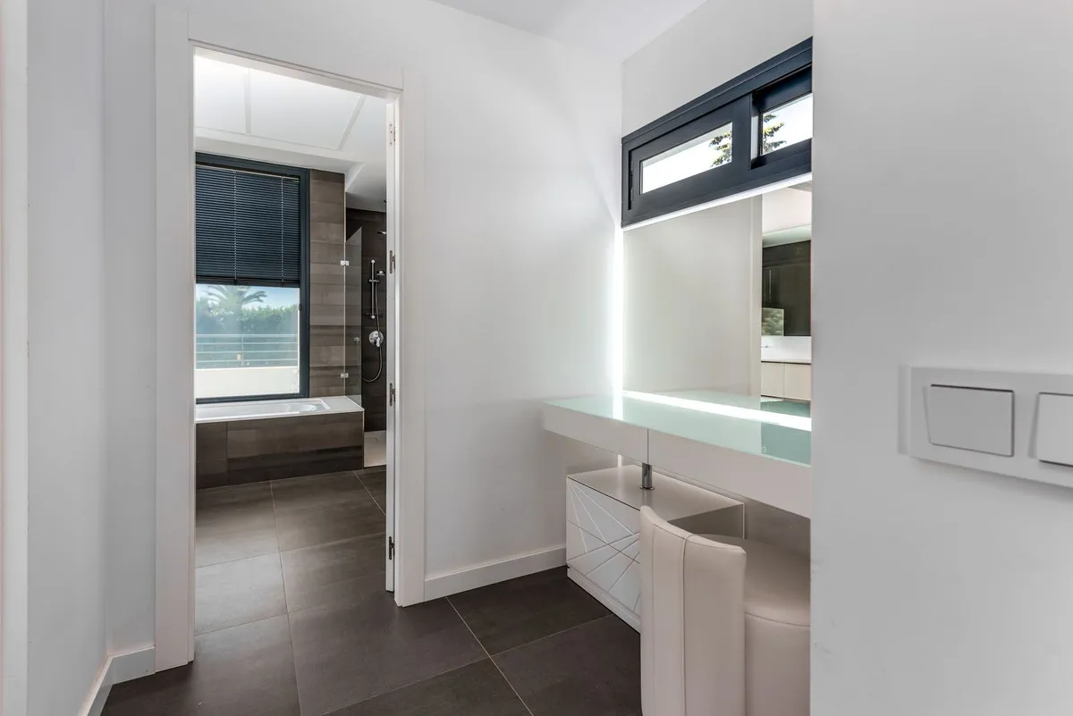 d40d7784-66e5-403b-8fd9-41afe345564a