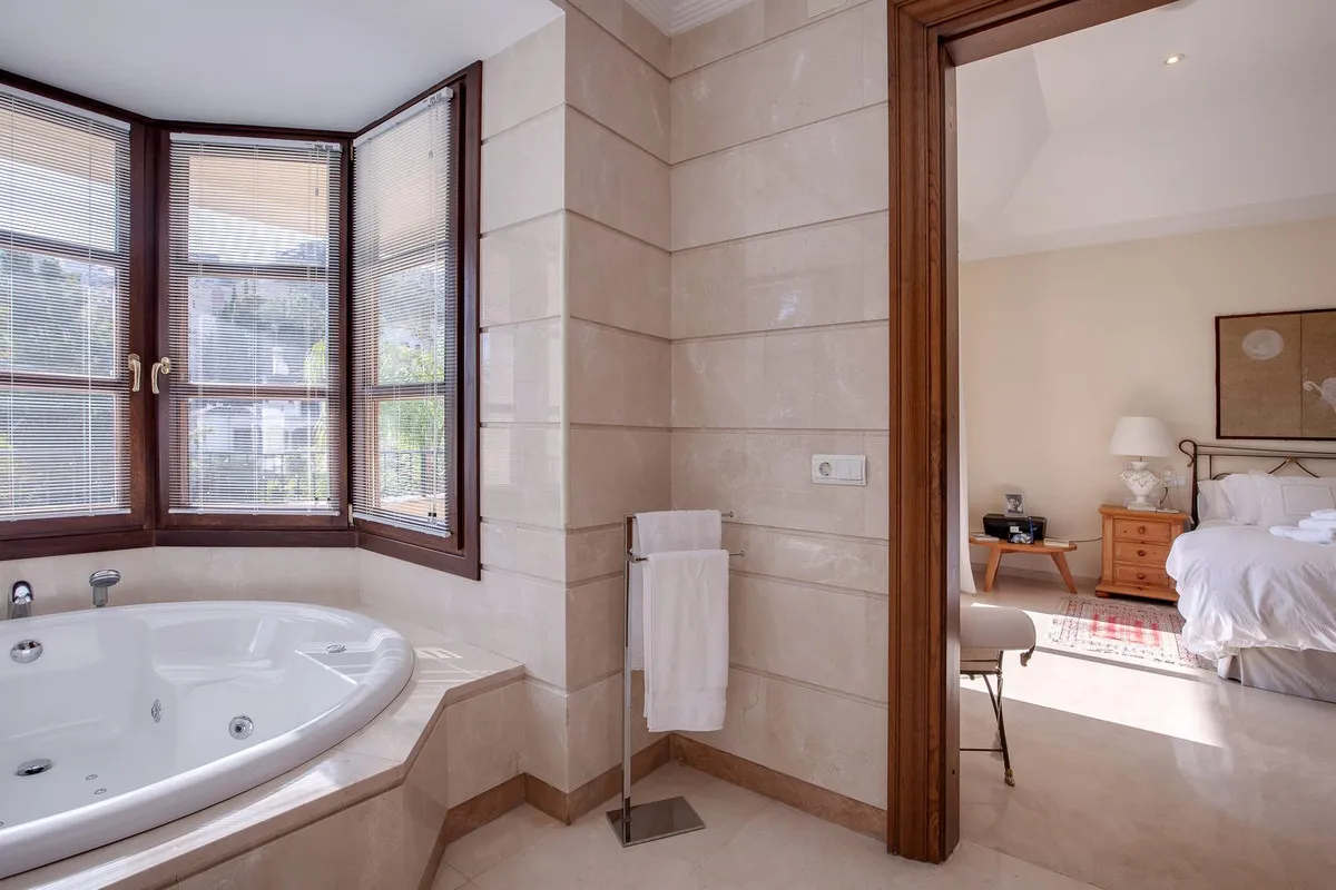 e8494064-c6b0-4d50-8df7-d047abfcf21b