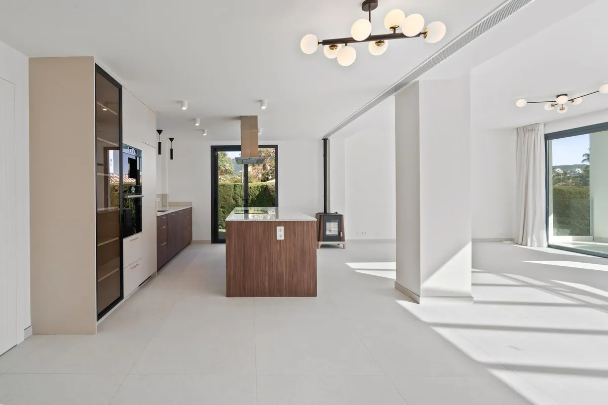 dd3e6f93-68c8-4fcb-bea7-92bb441d3c5f