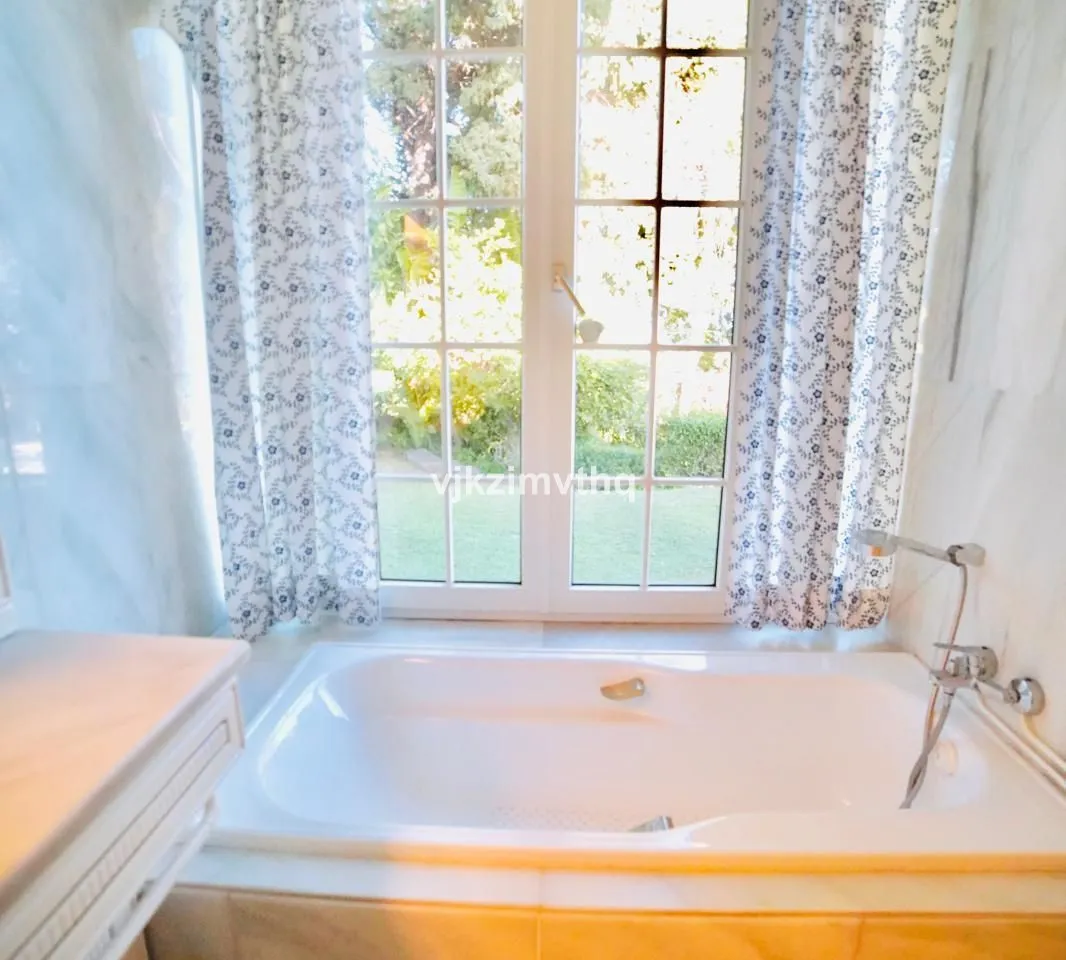 fe93cf8c-8c84-4fc8-bbbf-cb38a7a85f87