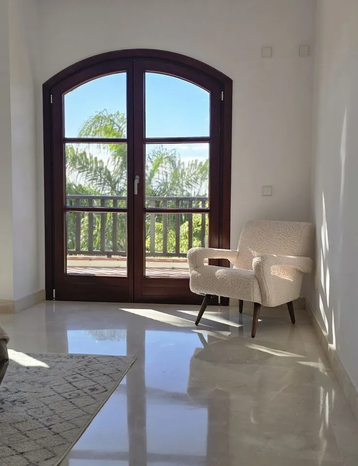 6e90e233-f0b5-43c5-b312-527c82e8c68d