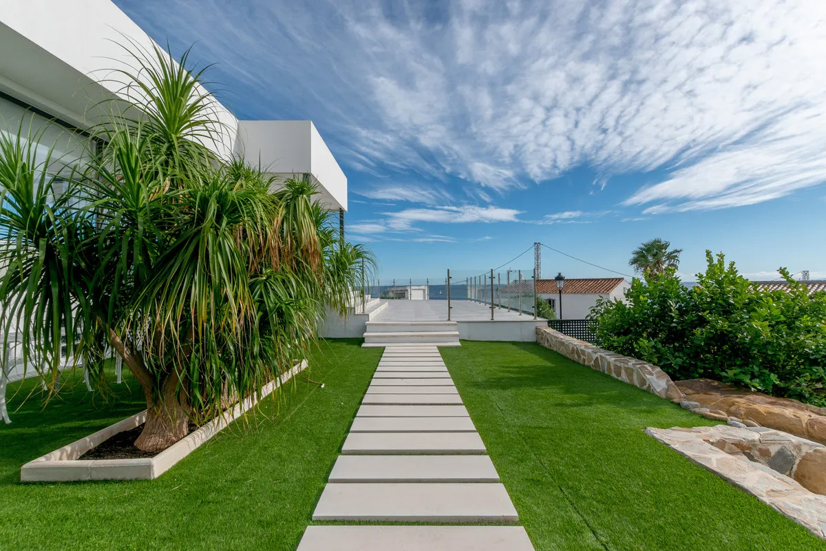 1e83f9cc-b9f5-489c-95ac-e481fdf3f0b8