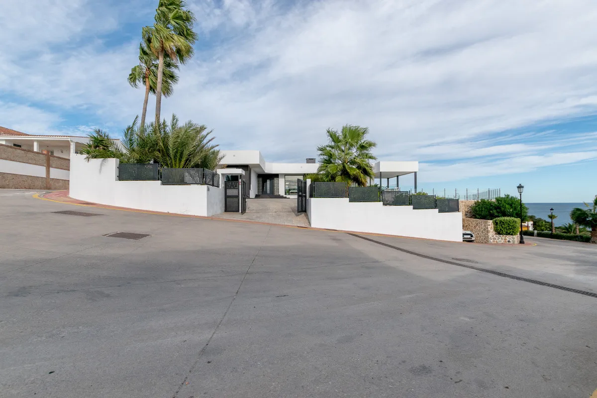 a023873f-dfc3-413c-bc1b-111e0c4f63a2