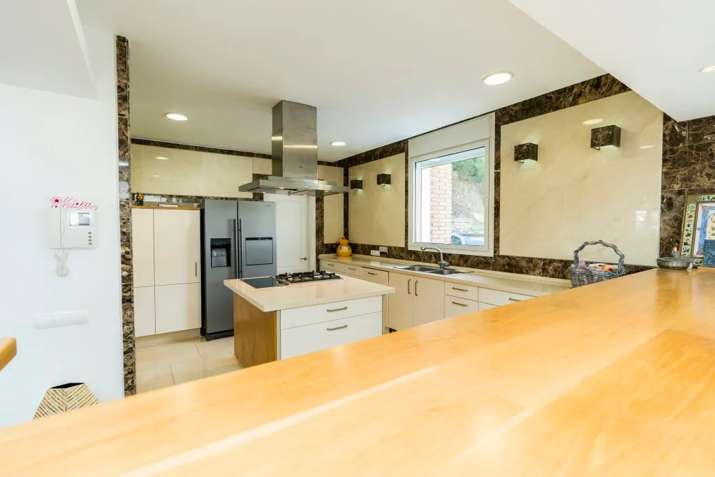 f8f6b956-1af0-473d-8629-7a8ac5c478fa