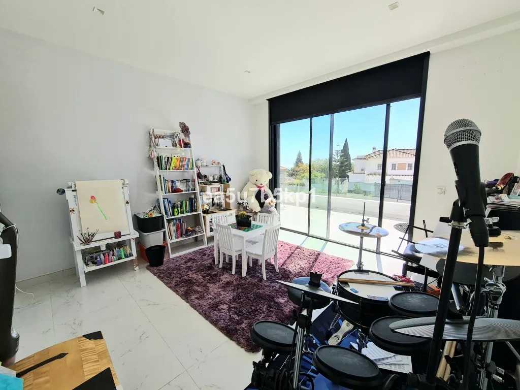 a7bd1806-b05c-4070-bda4-2a246a43f976