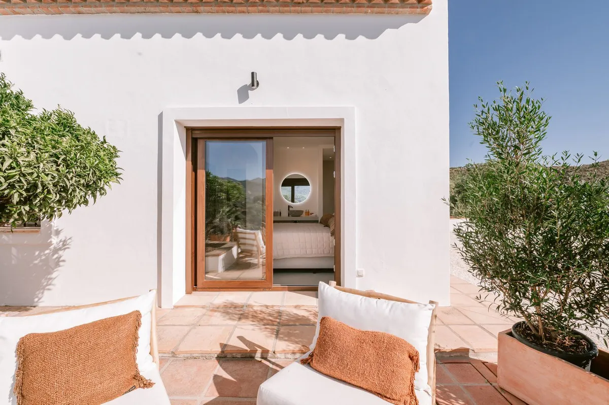 ecfe33e0-e106-42b6-9cab-1a8d0352d9b2